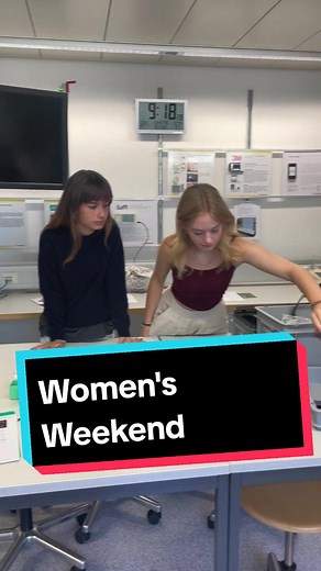 🍏 From September 6 - 8, the Physics Olympiad organized a weekend for interested female students. The program: solving challenges, experimenting, visiting a laboratory and, of course, having lots of fun. The weekend began on Friday evening. A dozen girls interested in STEM gathered in Zurich. They got to know each other while enjoying the nice weather. ☀️ On Saturday morning, it was time to climb the most sciencey hill in Zurich: Hönggerberg, with its ETH campus. There, the participants could ex