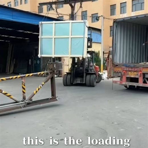 This is the loading site where we load float glass into containers. We use two forklifts to work together—one forklift lifts the glass with a lifting bar and delivers it to the container door, while the other forklift pushes it inside using a steel arm. In about one minute, a full container of glass is loaded, ensuring fast speed and high efficiency. | John Zhang