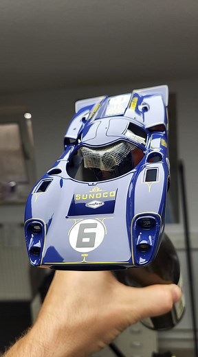 The art of using a wine bottle perfectly...😉 airbrushed Fein-Design-Modell SUNOCO Lola T70 in scale 1/24 | Niemas Racecars