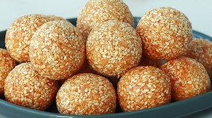 565K views · 6.1K reactions | মাত্র ১০ মিনিটে সবচেয়ে সহজে তিলের নাড়ু তৈরির রেসিপি। Tiler Naru Recipe | Tiler Recipe | Tiler Laddu #tiler_naru #elisas_cooking_recipes | Elisa's Cooking Recipes | Facebook