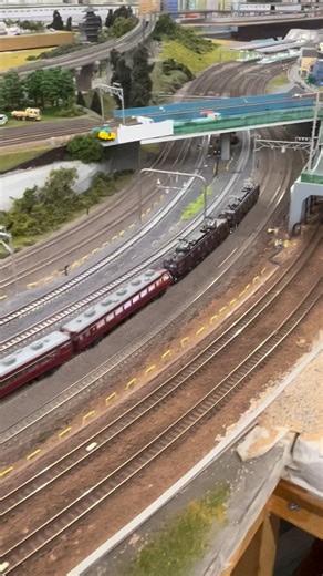 Masaru Orihashi on Instagram: "#nゲージ #鉄道ジオラマ #鉄道模型好き #レンタルレイアウトリカラー #鉄道模型が好きな人と繋がりたい EF58 61号機、89号機＋エクスプレス東京 （大阪リカラー4番線）"