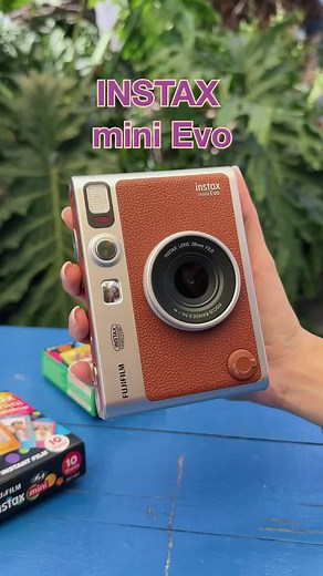 Descubre la Camara Instax Mini Evo con Diseño Vintage