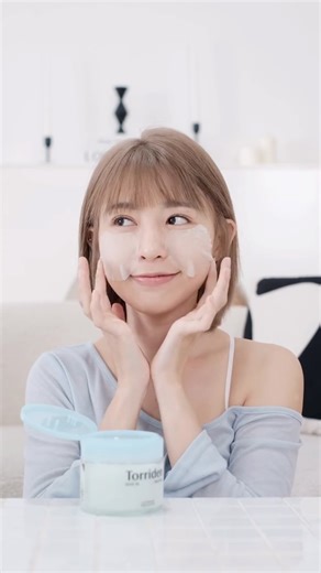 Miko Wong Jie Kee on Instagram: "小红书爆火的Torriden 棉片 不知道怎麼選？ 60秒快速解答给你清楚每一款的功效 💙 藍色補水款：超薄服帖、5D玻尿酸妝前濕敷妝容更服貼 🌿 青色積雪草款：油皮痘痘肌更適合，雙面的棉片能二次清潔＋舒緩濕敷一次搞定 🍊 橘色維C亮白款：熬夜暗沉、膚色不均時必備 亮白＋保濕同時做 你會選擇哪一款呢？🌝🌝🌝 #Torriden #koreantonerpads #koreanskincarerecommendations #glassskinroutine #glowskincare @torriden_my"