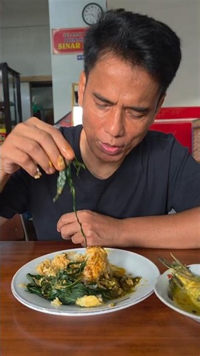 ayah kejora makan bikin ngiler . makan di rumah makan padang . #viral #rumahmakanpadang