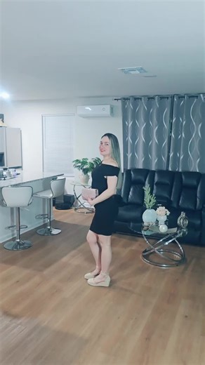 El vestido mini Kelli Snatched en negro redefine la moda casual. Su diseño ajustado moldea tu figura con un look sofisticado, mientras el color versátil se adapta a cualquier ocasión del día. Ideal para combinar con tus zapatillas favoritas o tacones, este vestido es tu aliado para lucir siempre impecable.