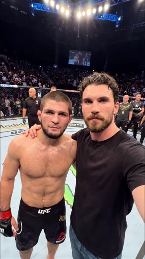 DARINA | AI CREATOR on Instagram: "ИНСТРУКЦИЯ КАК СДЕЛАТЬ👇 1. Перейди в чат nano banana pro (ссылка в шапке моего профиля) 2. Отправь свою фотографию 3. Напиши промт: Use the uploaded image only as identity reference for the person. Create an ultra-realistic, unplanned smartphone selfie taken inside a UFC octagon immediately after a professional fight. On the left: Khabib Nurmagomedov, wearing UFC fight shorts and gloves (or gloves already removed), slightly sweaty, natural post-fight appearanc