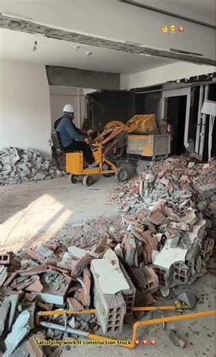Mini Dozer Loading Waste Construction Materials In Small Place : Convenient & Efficiency Effects