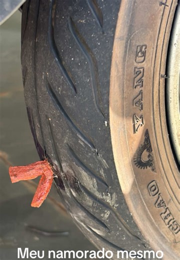 O dia que o pneu da Motinha elétrica furou