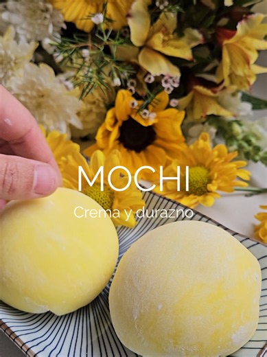 🌼Mochi: un postre japonés lleno de color 🇯🇵 Para celebrar la primavera, hoy hacemos estos mochis amarillos inspirados en las flores amarillas 🌼💛 Masa de arroz glutinoso, crema y durazno. Una receta japonesa fácil, delicada y perfecta para recibir esta nueva estación. 🌼 ¿Con qué fruta harías tu mochi de primavera? Receta 4 a 5 mochis XXL 100 g de harina de arroz glutinoso 40 g de azúcar 150 ml de agua 1 cucharadita de aceite neutro Almidón de maíz, cantidad necesaria para trabajar la masa R