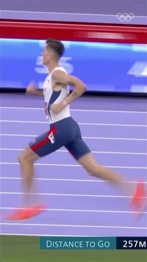 All eyes were on the track! Such a close finish!🤩