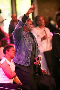 It’s Praise O’Clock ⏰🔥 If you know He’s never lost a battle, never backed down, and never failed stop scrolling and lift up a shout right where you are! Let this midday praise break shift your whole atmosphere. #PraiseOClock #YoureMighty #TrustingHimTuesday #MiddayPraiseBreak #FellowshipChicago #PraiseTeamPower | Fellowship Chicago