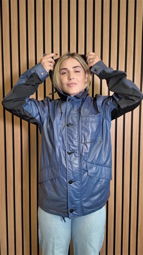 Stone Island Ice Jacket 🧊 Season – Autumn / Winter 2011 🧩 Chromatic engineering — the Ice Jacket from Stone Island (Art. 551544499). Constructed with a double-layer shell featuring a heat-reactive coating that shifts color with temperature changes, it embodies the pinnacle of Stone Island’s material experimentation. Down-filled for insulation and garment-dyed for tonal complexity, it stands as a landmark in textile innovation — a living, breathing expression of fabric science. ⚡️ #stoneisland 