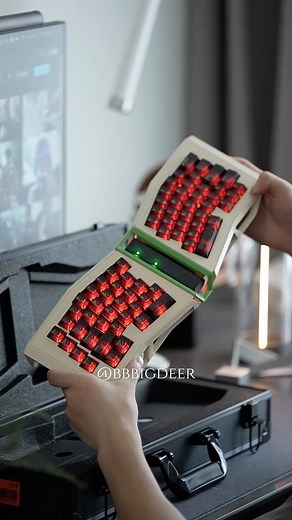 Tiancheng Luo on Instagram: "Does this keyboard look like an airplane? #afa #keyboard #bdesktop #desksteup"