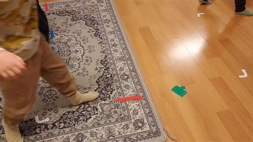 Analog programmering. Här har barnen lagt ut en bana med pilar och fått olika uppgifter till de olika pilarna: röd pil- hoppa, grön pil- snurra och klappa händerna, blå pil- klappa händerna, vit pil- sväng åt rätt håll. Sen gäller det att gå runt banan och hålla sig till det som är programmerat. Hamnar en pil fel gäller det att lägga rätt den så nästa person kan hitta rätt, så vi slipper buggar i systemet. Det här är en bra analog övning för att lära sig digitaliseringens grunder som tidig förbe