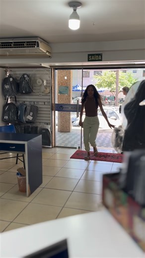 Usimicro Informática on Instagram: "🗣️ Cliente: “Alexa, quero tinta pra minha impressora!” 🤦‍♂️ Atendente: “Moça… isso é um roteador. A Alexa é a outra atendente.” 😂 Tecnologia 1 x 0 Confusão Zero. #usimicro #humor #atendimento #cliente #tecnologia #informatica #vendas #reelsbrasil #situacoesdodia #lojadeinformatica"