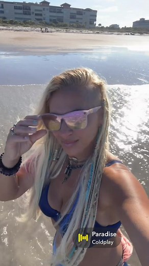 Enjoying another beach day!!! yes please💋 | Mandy Sahf
