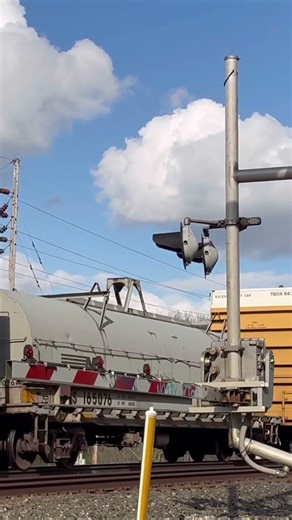 MY BEST UNION PACIFIC CATCH EVER! LOW DITCH AND GREAT LIGHTING! #norfolksouthern #train #railroad
