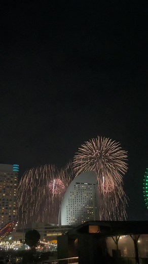 2023.7.31みなとみらい花火🎆 iPhoneカメラだから画質良くないけど 画面に溢れる花火素敵だった、、、 来年こそは彼氏作って 一緒に観に行きたいな〜#花火大会 #みなとみらい #花火絶景 #みなとみらい花火大会 #動画
