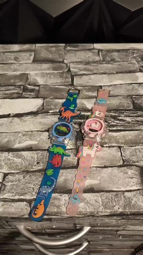 Kinder-Digitaluhr mit buntem Dinosaurier-Cartoon-Design, transparentem Gehäuse und 3D-Dino-Details am Armband. Mit LED-Beleuchtung für gute Lesbarkeit im Dunkeln. Ideal als modisches Accessoire und Geschenk für kleine Dino-Fans. #Kinderuhr #DinoUhr #Geschenkidee #Digitaluhr