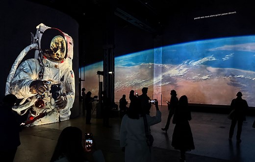 « Destination Lune » : L’Atelier des Lumières fait décoller sa nouvelle attraction 100 % immersive