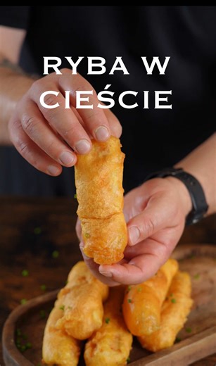 🔥KLIKNIJ PO LISTĘ SKŁADNIKÓW⤵️ Dziś prawdziwy klasyk! Mam dla Was przepis na rybę w cieście która zaskoczy wszystkich tym jak bardzo jest soczysta i chrupiąca! Jeśli zawsze chcieliście zrobić porządne fish & chips ale nie wiedzieliście jak się do tego zabrać to ten przepis pozwoli Wam wyczarować danie w restauracyjnym standardzie!😎 Przepisy na dodatki, czyli łódeczki z ziemniaka i sos tatarki, znajdziecie na profilu więc możecie przygotować pełny obiad który z pewnością zapadnie w pamięci całe