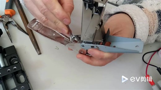 服役多年的订书机坏了，看我妙手回春修复，继续用他三五年。大叔拆拆拆