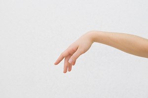 There’s A Scientific Explanation For That Old Floating Arm Trick (And Other Body “Magic” Tricks)