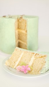 How do you cut a cake? #cakecutting #cakecuttingtutorial #cakecuttingtutorials #cutlikeapro #howdoyoucutcake | Grace Stevens