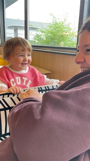 Complicité entre mère et fille #complices #baby #mèrefille #fourire #amour