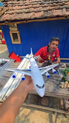 😱ఈ వ్యక్తి tube light తో ఒక ఏరోప్లేన్ తయారు చేస్తాడు👀#youtubeshorts #shorts