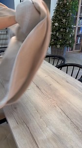 Ako budete tráviť tohtoročného Silvestra? 🥂🪩 Ak plánujete oslavovať doma, máme pre vás skvelý tip na slávnostné prestieranie stola od @cihlovy.dum ✨ | FAVI.sk