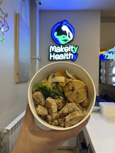 🍽️ Découvrez notre premier repas sans gluten ! 🍗🥦 Le Chicken Veggie est un choix parfait pour une alimentation saine, légère et délicieuse. Avec des ingrédients frais et équilibrés, il vous offre la combinaison idéale de protéines et de légumes, sans gluten. 🌱 ✨ Commandez dès maintenant chez Makelty Healthy et savourez ce repas nourrissant, tout en prenant soin de votre santé ! 💚 #MakeltyHealthy #SansGluten #HealthyEating #RepasSain #ChickenVeggie #HealthyLifestyle #MangerSain #Alimentation