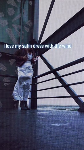 Disfrutando mi vestido de satín al viento