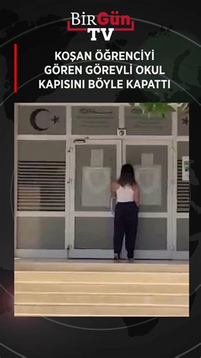 Sınavı saniyelerle kaçırdı: Koşan öğrenciyi gören görevli okul kapısını hızlıca kapattı! O anlar...