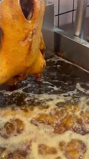 Frying chicken in high temperature oil for crispy results