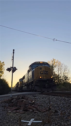 CSX SD70MAC leads M541