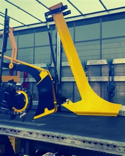 Loading 1.6t trenchers in a lorry is an art 🖼️