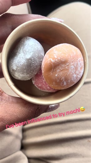 Mooimochi Flavor Review: Strawberry vs. Caramel and Cookies