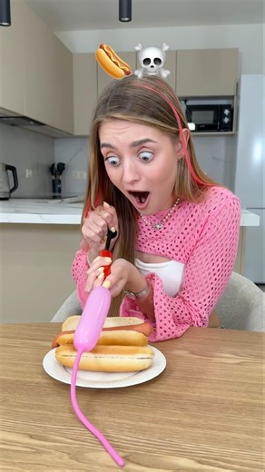 HOT DOG PRANK👹 Rate his reaction 1-10🙆🏼‍♀️