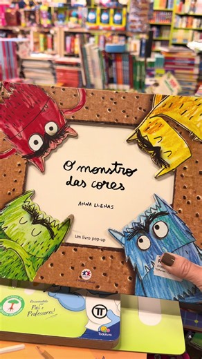 O Monstro das Cores em Pop-up: Dando Vida e Volume às Emoções ❤️💙💛🖤 Quem já conhece o clássico de Anna Llenas, O Monstro das Cores, sabe o quanto essa história é fantástica para ajudar as crianças (e, sejamos sinceros, muitos adultos também) a identificar e organizar o que sentem. Mas quando essa narrativa é transportada para a versão em livro pop-up, a experiência literária atinge um nível completamente diferente. Nessa edição tridimensional, os sentimentos deixam de ser apenas ilustrações n