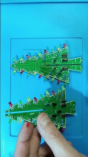 PCB Soldering (Build) Christmas Tree/Printplaatje Solderen (Bouwen) Kerstboom