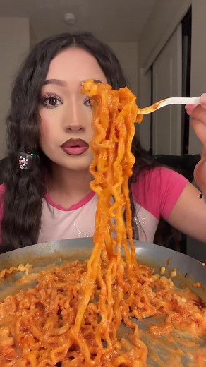 Creamy 2x spicy carbonara buldak 🔥😋 talking ab why I stop smoking (no more blinkers) #fyp #mukbang #buldak #eatwithme