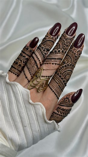 henna by fathima on Instagram: "🥀 . . . #mehandi #mehandidesign #fyp #wedding #fypシ explore explorepage explorepage✨ trending henna hennadesign bride bridalhenna bridetobe mehandinight hennaart hennaartist desigirl sugartint✨ hennadesigns viral hennalove bridalmehndi malappuram palmhenna elegant mehandidesign bridesmaids viralpost viralposts viralpage"
