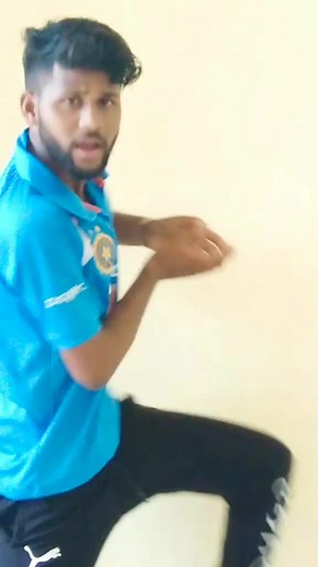 MS DHONI to KEDAR JADHAV, behind the stumps 😅 #msdhoni #kedarjadhav #teamindia #cricket #cricketer