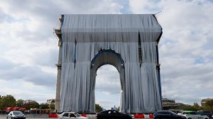 "Emballage" de l'Arc de Triomphe: qui était Christo, l'artiste qui a eu l'idée controversée?