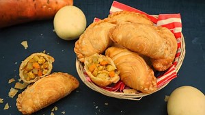 Thai Curry Puff Recipe | Karipap | กะหรี่ปั๊บ - Lion Brand