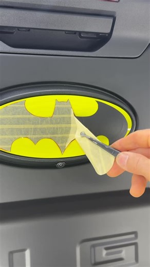 PolonezGarage on Instagram: "Old Wrap Off ➜ New BAT-SYMBOL On | DIY Emblem Transformation In this tutorial, we show how to replace a previous custom wrap (a Dark Knight–style brushed-aluminum Batman emblem) with the classic yellow Batman logo on the huge rear Ford emblem of the Ford Ranger Raptor. The truck is fully matte black, so the bright yellow background + black bat shape creates an insane contrast — and this technique is 100% DIY, safe, and reversible. 📋 Step-by-step process: 🦇 Remove t