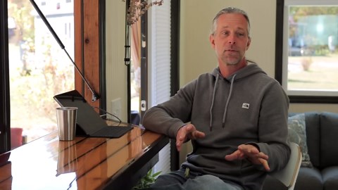 Passionate builder lives in impressive bright & spacious tiny house!