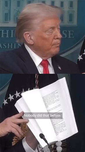 Trump le Bilan de la première année… par terre Le président Américain lors d’une conférence de presse pour marquer la premier année de son deuxième mandat a présenté un document qui contiendrait toutes ses accomplissements ‘costauds’ … qu’il a ensuite balancé au sol devant une presse médusée. | Angie Forbin