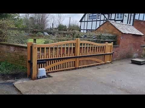 Bespoke spindle sliding gate